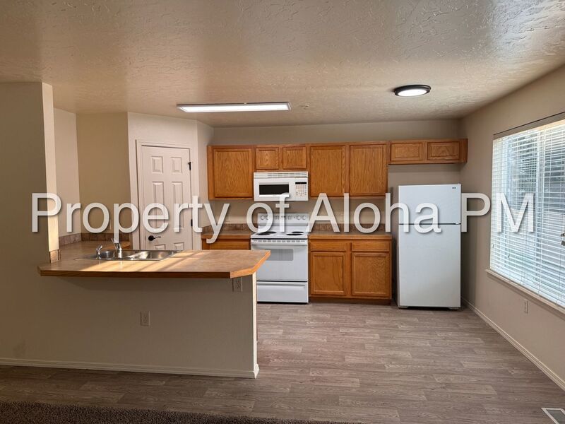 Large 3 Bedroom 2 Bathroom off of Pine in Meridian! property image