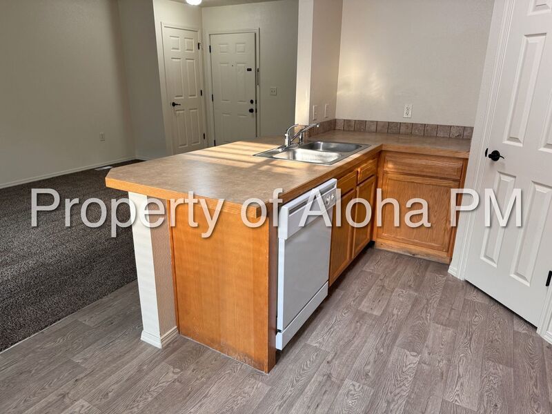 Large 3 Bedroom 2 Bathroom off of Pine in Meridian! property image