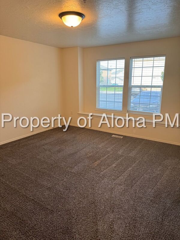 Large 3 Bedroom 2 Bathroom off of Pine in Meridian! property image