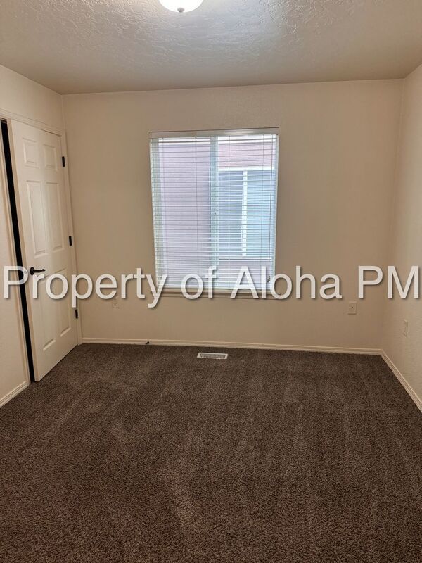 Large 3 Bedroom 2 Bathroom off of Pine in Meridian! property image