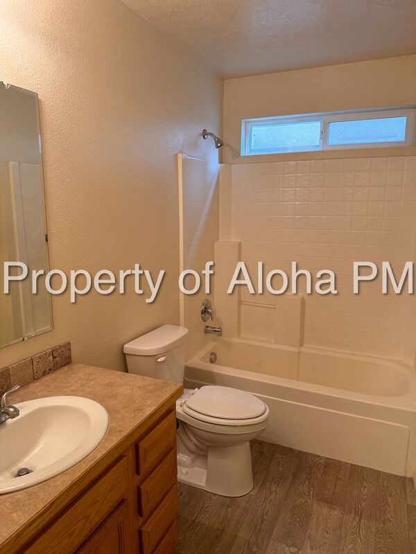 Large 3 Bedroom 2 Bathroom off of Pine in Meridian! property image