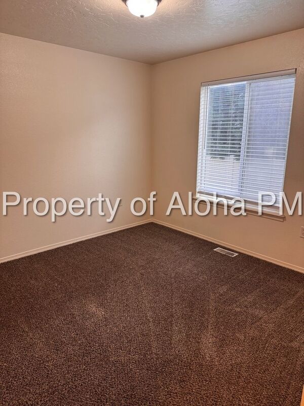 Large 3 Bedroom 2 Bathroom off of Pine in Meridian! property image