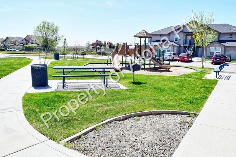 Large 3 Bedroom 2 Bathroom off of Pine in Meridian! property image