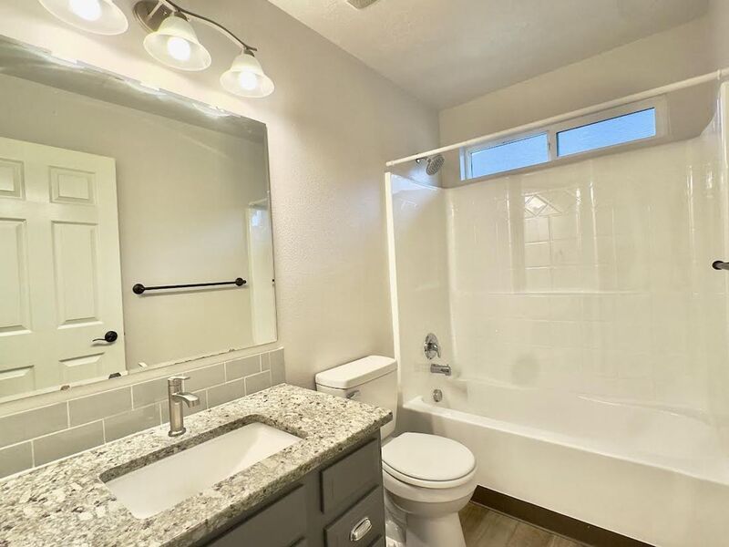 Beautiful 2 Bedroom 2 Bathroom off of Pine in Meridian! property image