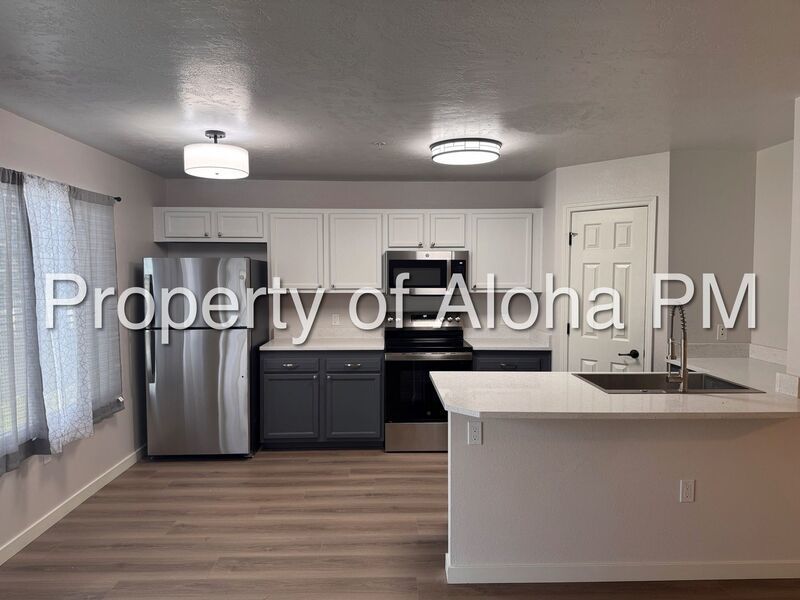 Large 3 Bedroom 2 Bathroom off of Pine in Meridian! property image