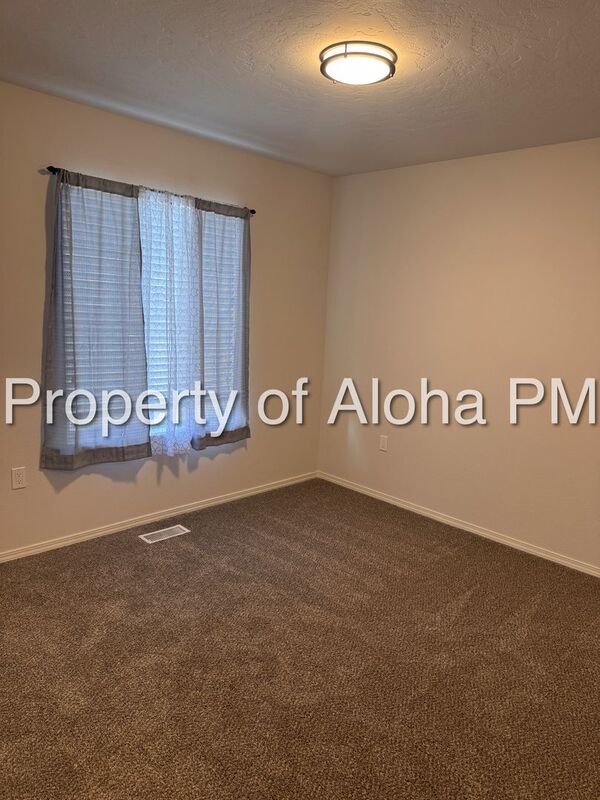 Large 3 Bedroom 2 Bathroom off of Pine in Meridian! property image