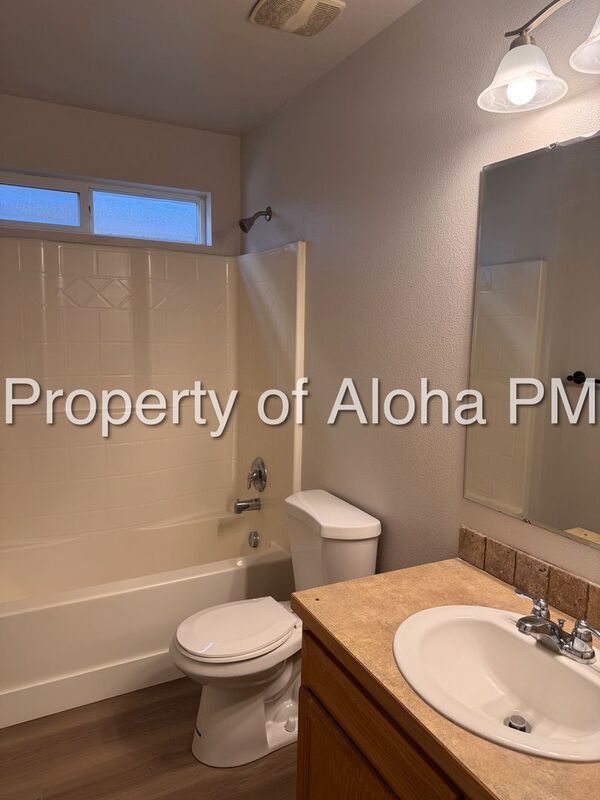 Large 3 Bedroom 2 Bathroom off of Pine in Meridian! property image