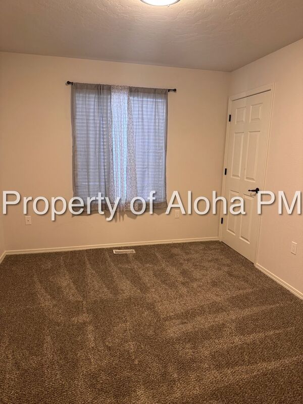 Large 3 Bedroom 2 Bathroom off of Pine in Meridian! property image