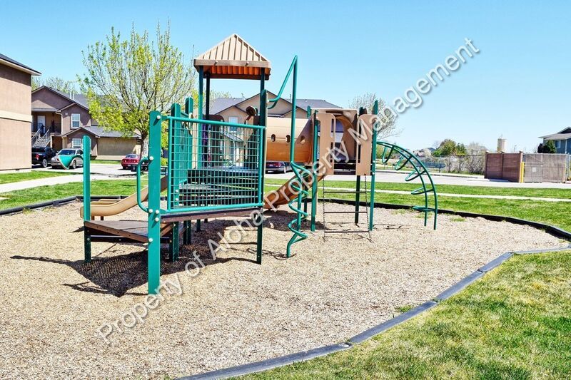 Large 3 Bedroom 2 Bathroom off of Pine in Meridian! property image