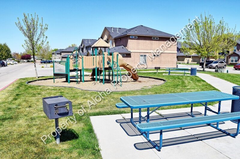 Large 3 Bedroom 2 Bathroom off of Pine in Meridian! property image