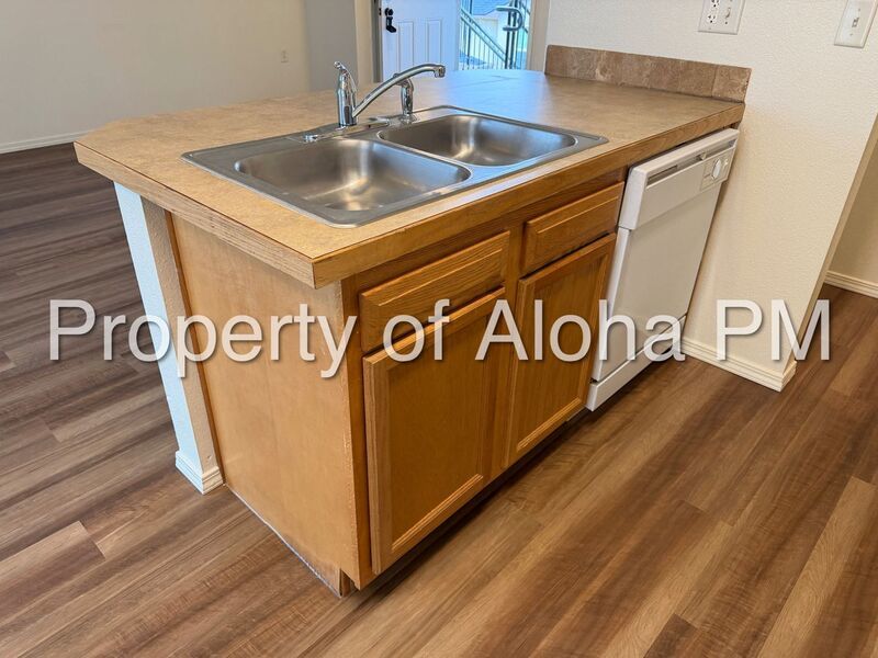 Spacious 2 Bedroom, 2 Bathroom Apartment – Prime Location off Linder & Pine! property image