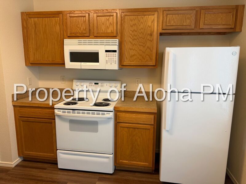 Spacious 2 Bedroom, 2 Bathroom Apartment – Prime Location off Linder & Pine! property image