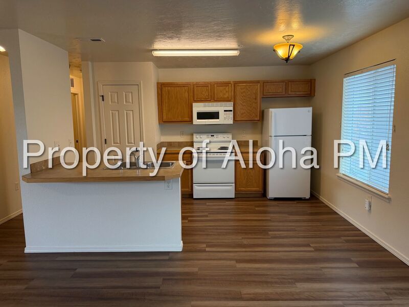 Spacious 2 Bedroom, 2 Bathroom Apartment – Prime Location off Linder & Pine! property image
