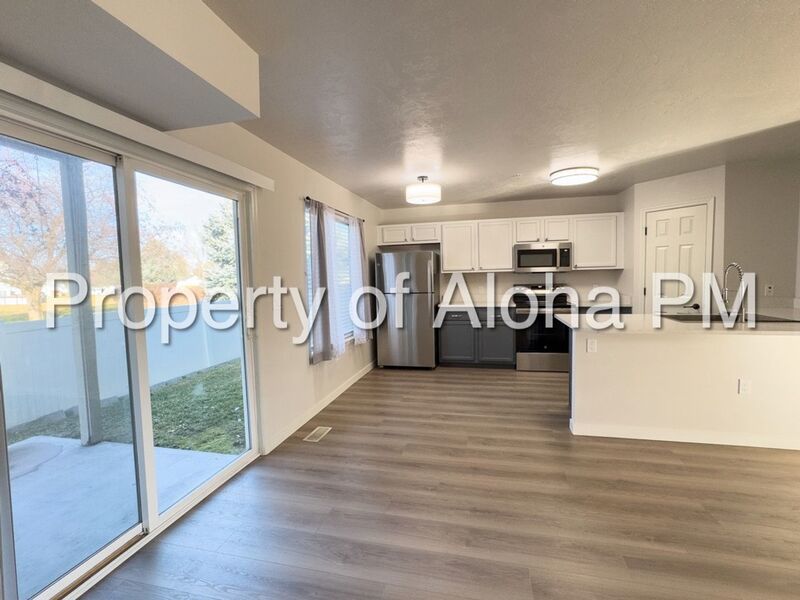 Large 3 Bedroom 2 Bathroom off of Pine in Meridian! property image