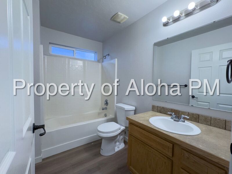 Large 3 Bedroom 2 Bathroom off of Pine in Meridian! property image