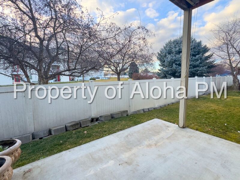 Large 3 Bedroom 2 Bathroom off of Pine in Meridian! property image