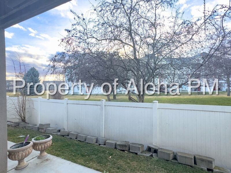 Large 3 Bedroom 2 Bathroom off of Pine in Meridian! property image