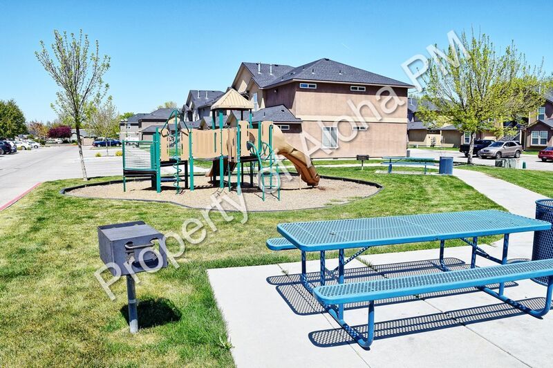 Newer Built 3 Bedroom 2 Bath Off Of Pine in Meridian! property image