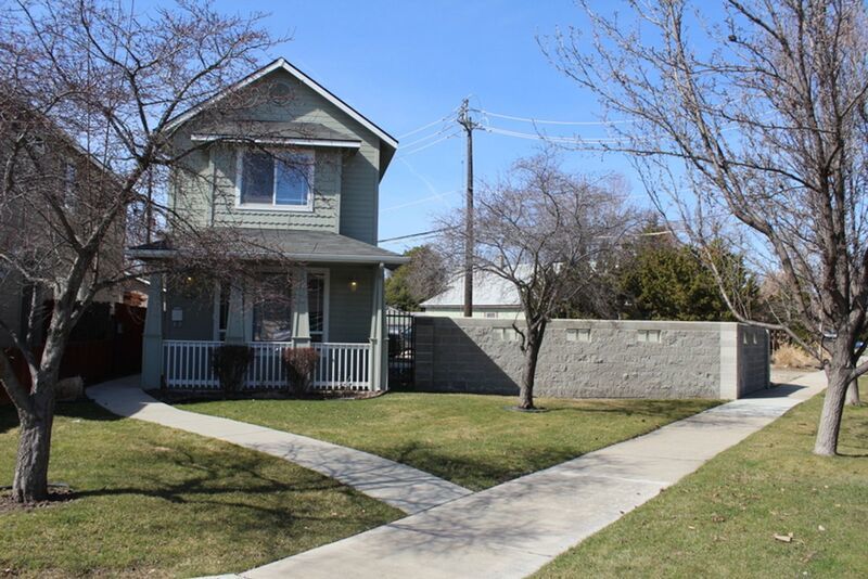 Charming 3 Bedroom Home with Fireplace & Spacious Backyard! property image