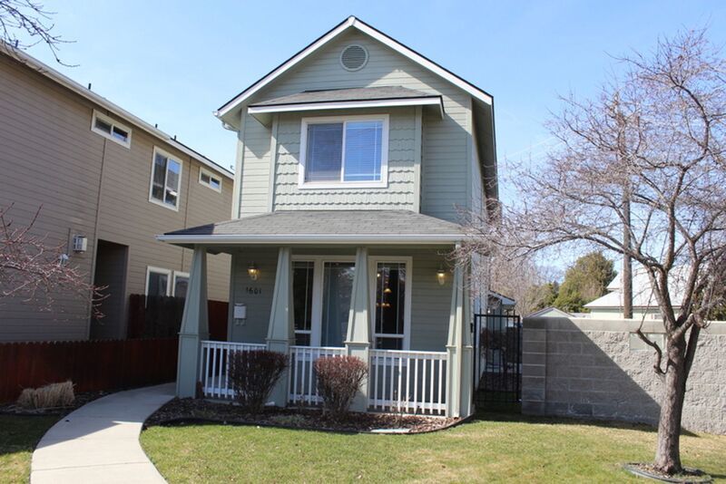 Charming 3 Bedroom Home with Fireplace & Spacious Backyard! property image