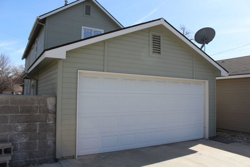 Charming 3 Bedroom Home with Fireplace & Spacious Backyard! property image