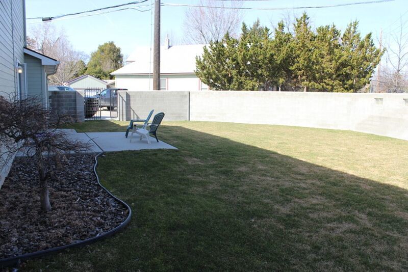 Charming 3 Bedroom Home with Fireplace & Spacious Backyard! property image