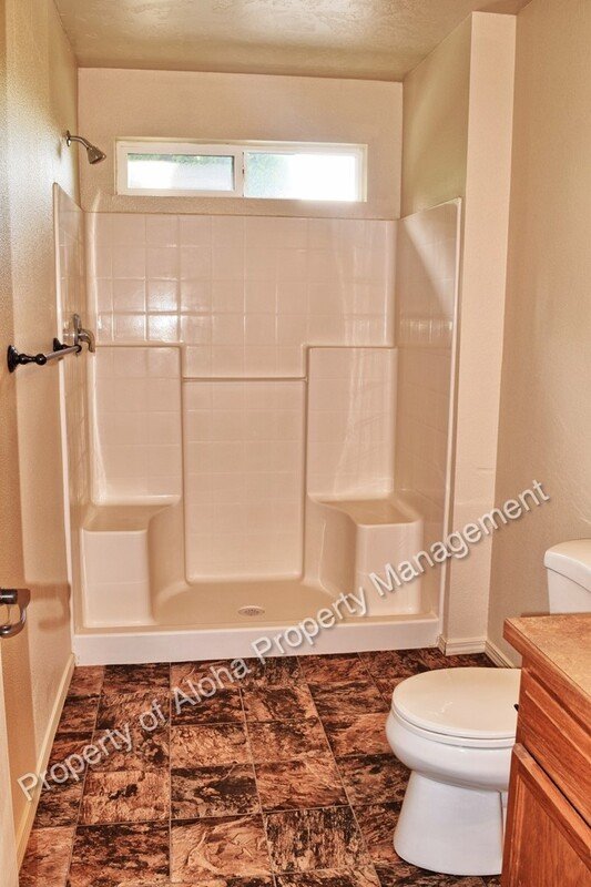 Roomy 3 Bedroom 2 Bathroom off of Pine in Meridian! property image