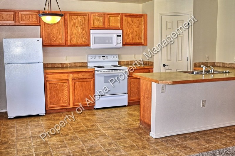 Large 3 Bedroom 2 Bathroom off of Pine in Meridian! property image