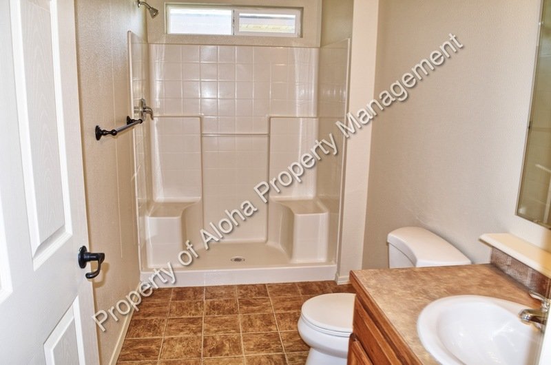 Large 3 Bedroom 2 Bathroom off of Pine in Meridian! property image