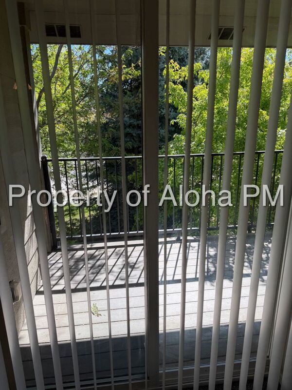 Conveniently located 2 bed 2 bath near the freeway! property image