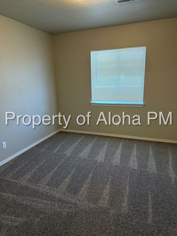 Conveniently located 2 bed 2 bath near the freeway! property image