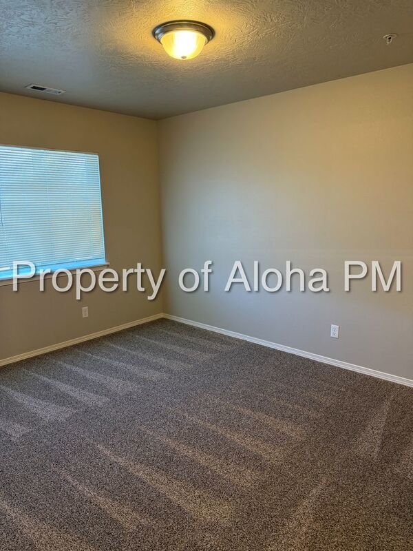 Conveniently located 2 bed 2 bath near the freeway! property image