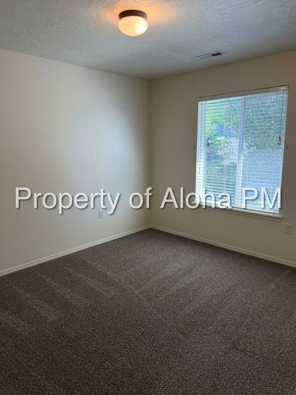 Comfy 2 Bedroom 2 Bathroom off of Pine in Meridian! property image