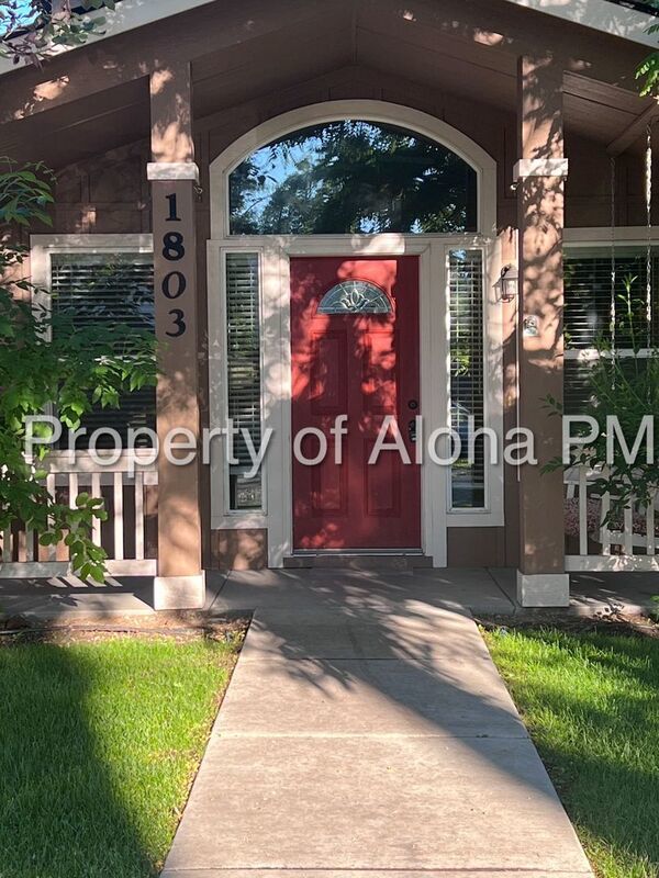 Adorable 2-Story 3 Bedroom 2.5 Bathroom Home, Located on the Bench!! property image
