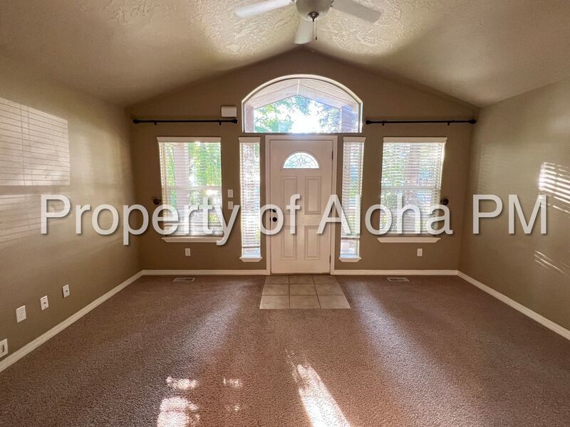 Adorable 2-Story 3 Bedroom 2.5 Bathroom Home, Located on the Bench!! property image
