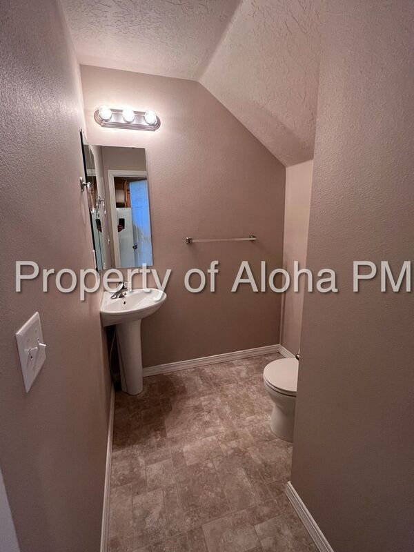 Adorable 2-Story 3 Bedroom 2.5 Bathroom Home, Located on the Bench!! property image