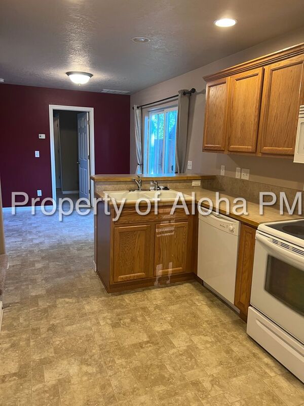Adorable 2-Story 3 Bedroom 2.5 Bathroom Home, Located on the Bench!! property image