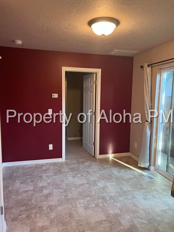 Adorable 2-Story 3 Bedroom 2.5 Bathroom Home, Located on the Bench!! property image