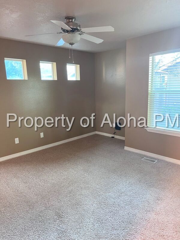 Adorable 2-Story 3 Bedroom 2.5 Bathroom Home, Located on the Bench!! property image