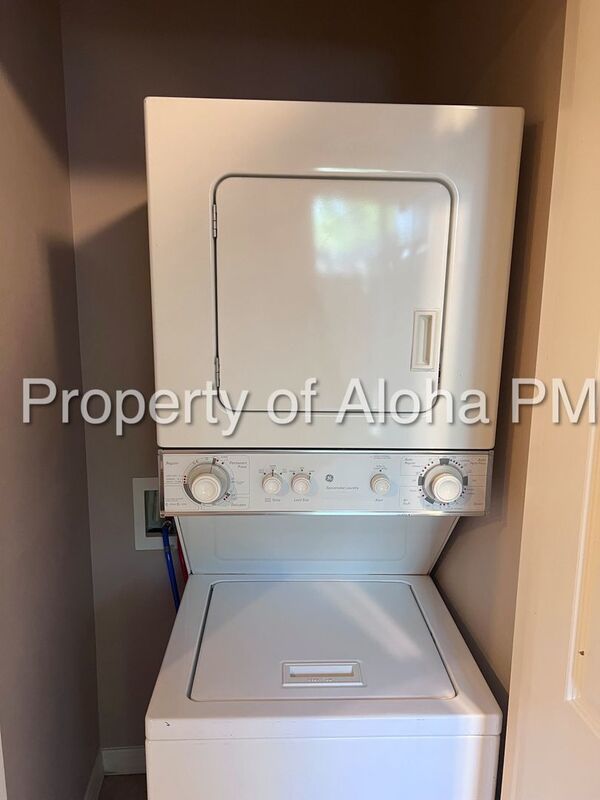 Adorable 2-Story 3 Bedroom 2.5 Bathroom Home, Located on the Bench!! property image