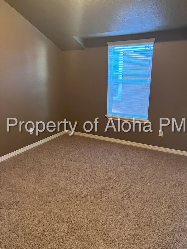 Adorable 2-Story 3 Bedroom 2.5 Bathroom Home, Located on the Bench!! property image