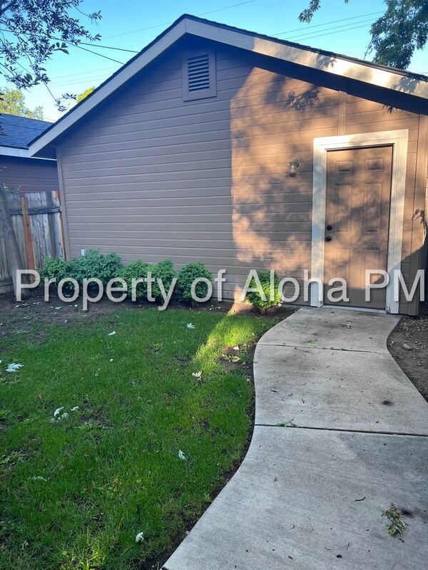 Adorable 2-Story 3 Bedroom 2.5 Bathroom Home, Located on the Bench!! property image