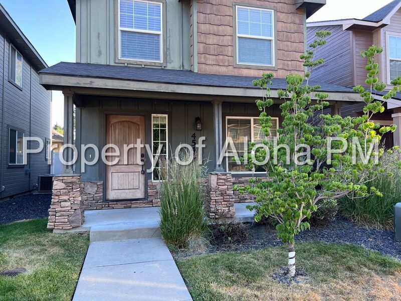 Adorable 3 Bedroom 2.5 Bathroom off the Bench! property image