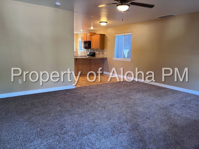 Adorable 3 Bedroom 2.5 Bathroom off the Bench! property image