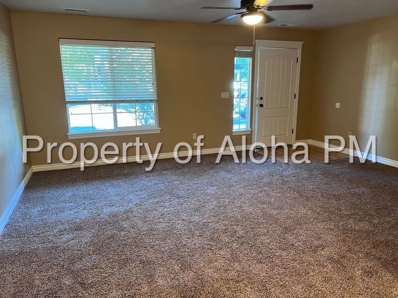 Adorable 3 Bedroom 2.5 Bathroom off the Bench! property image
