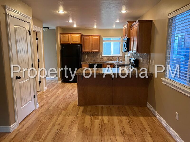 Adorable 3 Bedroom 2.5 Bathroom off the Bench! property image