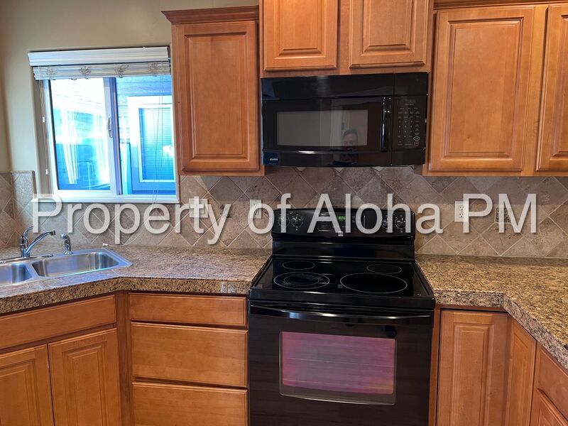 Adorable 3 Bedroom 2.5 Bathroom off the Bench! property image