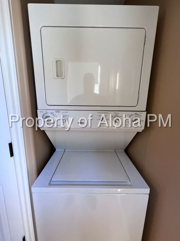 Adorable 3 Bedroom 2.5 Bathroom off the Bench! property image