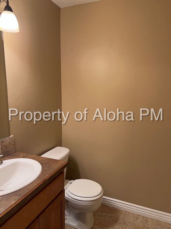 Adorable 3 Bedroom 2.5 Bathroom off the Bench! property image