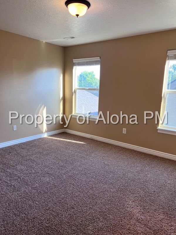 Adorable 3 Bedroom 2.5 Bathroom off the Bench! property image